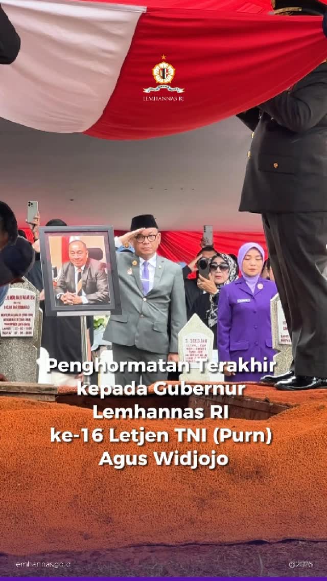 Dalam kekhidmatan, keluarga dan para sahabat menga...